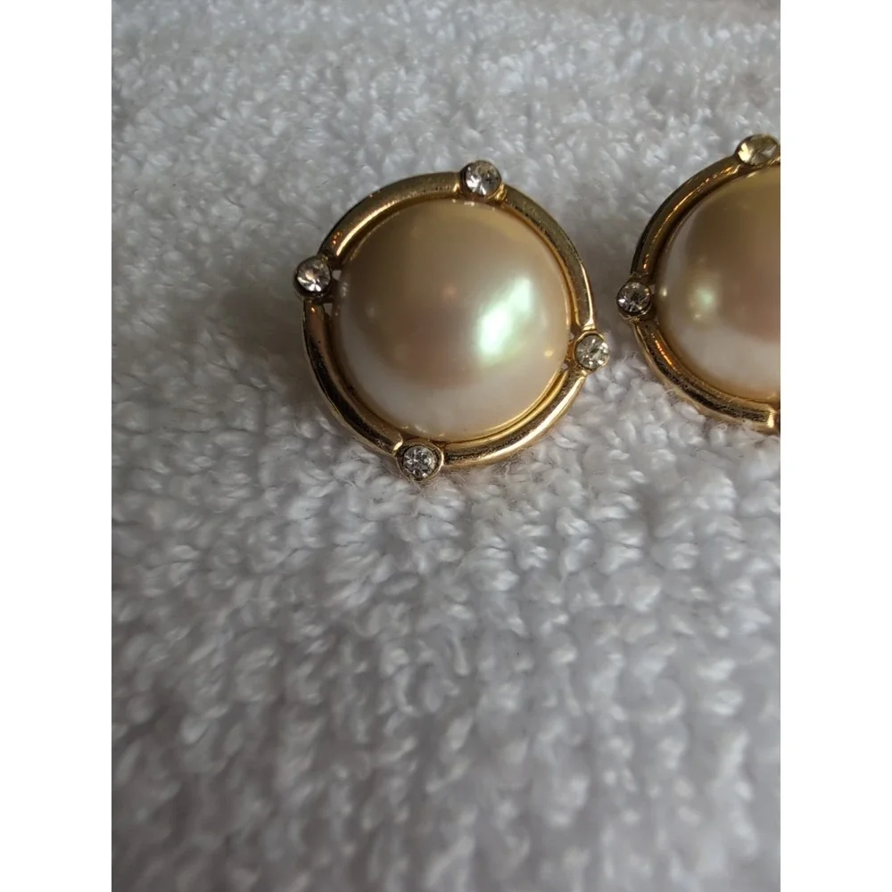 VINTAGE RICHELIEU SIGNED GOLG TONE FAUX PEARLS‎ STUD EARRINGS